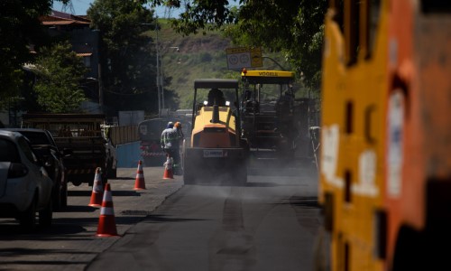 Volta Redonda: trecho da Rodovia dos Metalúrgicos começa a receber novo asfalto